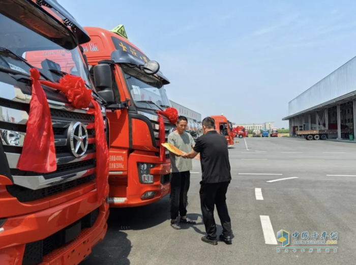 五角星徽標(biāo)綻放于荊楚大地 鐘祥大客戶大運重卡交車儀式圓滿舉行