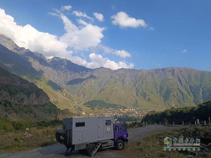 老車新夢，抵達(dá)成都：38年前的奔馳消防車變身旅居車環(huán)游世界