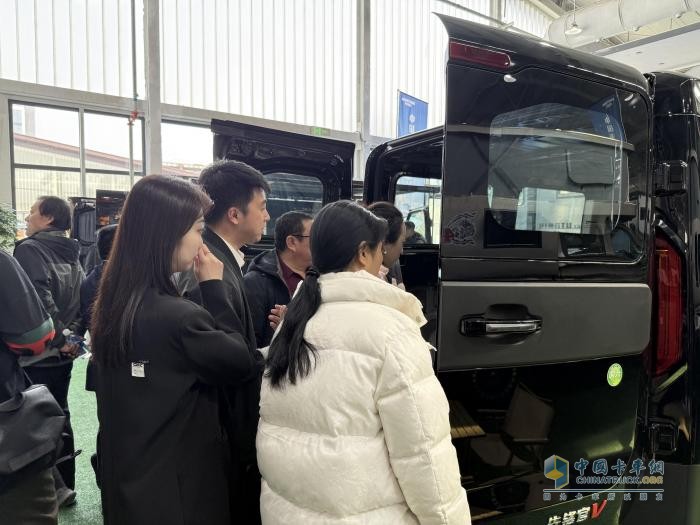 中國重汽輕型汽車攜五大創(chuàng)新車型登陸2025北京房車展定義出行新范式