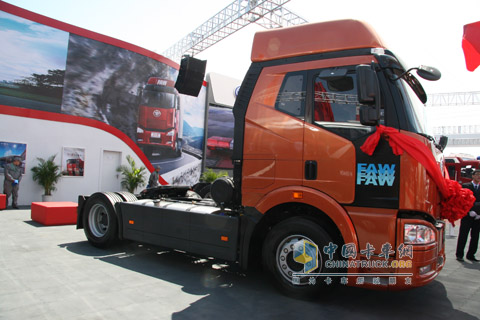 2010北京車(chē)展一汽解放J64X2高端牽引車(chē)