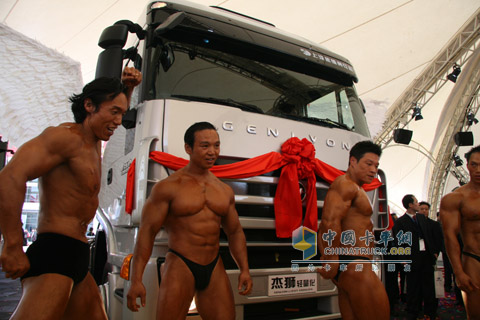 2010北京車展上汽依維柯紅巖男模