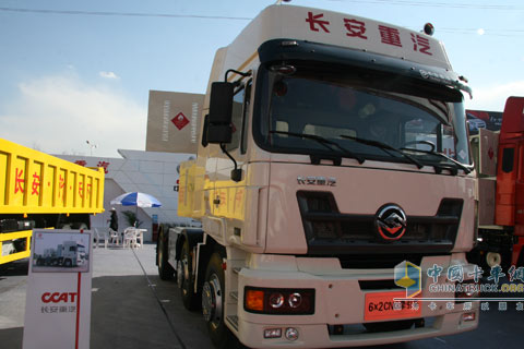 2010北京車展長安重汽6X2CNG牽引車