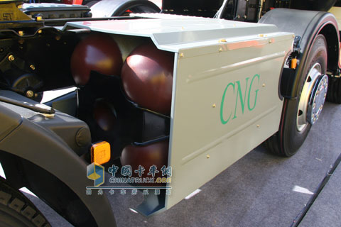 2010北京車展長安重汽6X2CNG牽引車