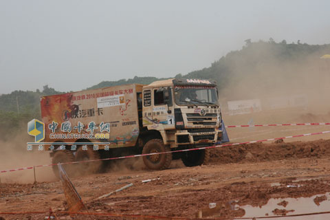 揚(yáng)起陣陣塵土的陜汽賽車