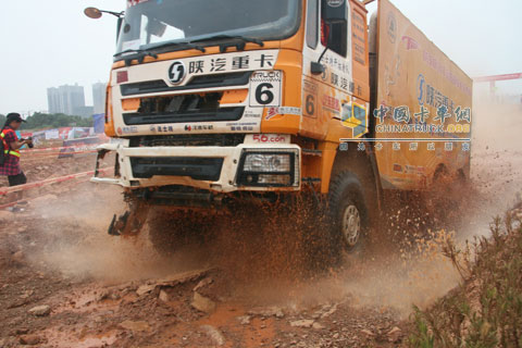 沖入水坑激起陣浪的賽車