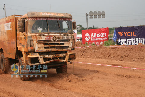 急速轉(zhuǎn)彎的陜汽賽車