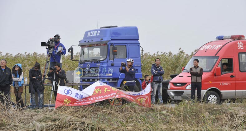 騎自行車的卡車大賽車迷