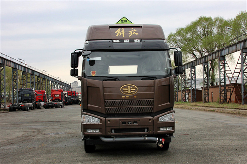 一汽解放 J6P重卡 標(biāo)載型 390馬力 6X4 國(guó)五LNG牽引車(CA4250P66T1A3E22M5)