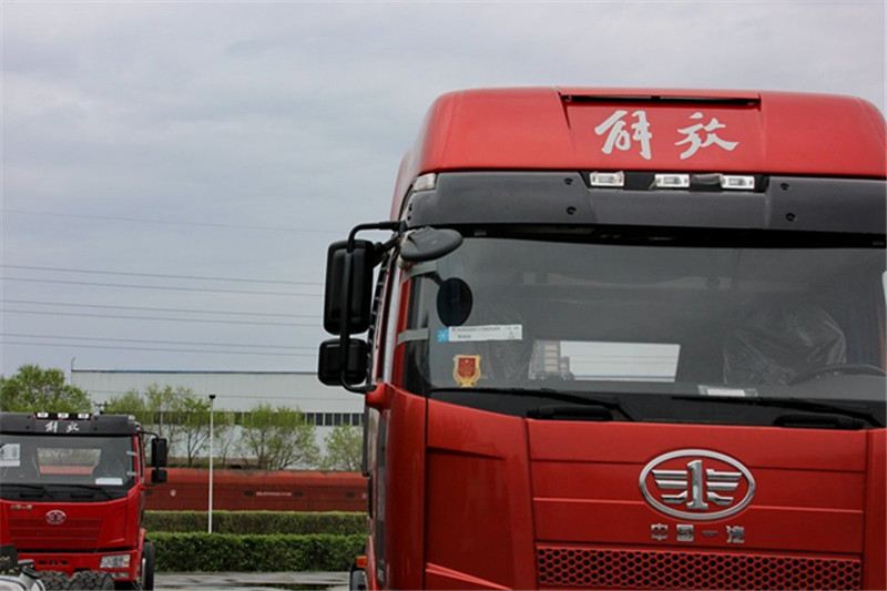 一汽解放 J6P重卡 370馬力 6X2 國五天然氣牽引車(CA4250P66T3E24M5)