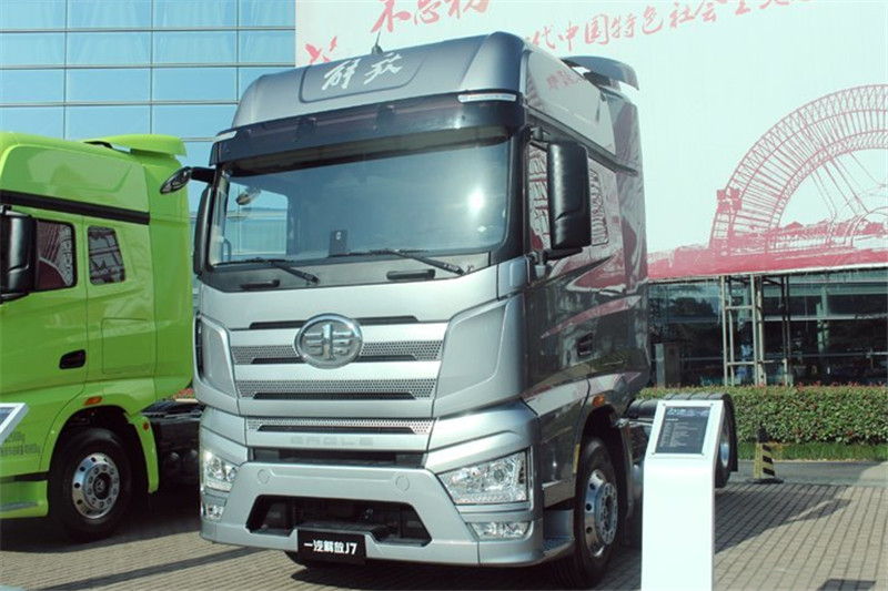 一汽解放 J7重卡 豪華型 550馬力 6X2R 國(guó)五AMT自動(dòng)擋牽引車(CA4250P77K25T2E5)