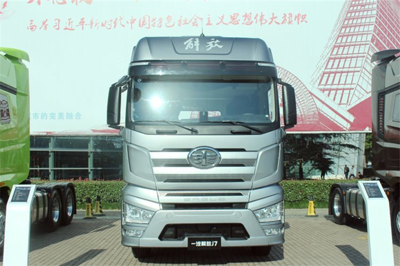 一汽解放 J7重卡 豪華型 550馬力 6X2R 國(guó)五AMT自動(dòng)擋牽引車(CA4250P77K25T2E5)