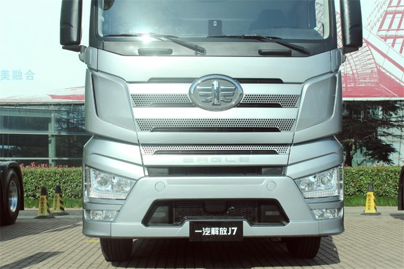 一汽解放 J7重卡 豪華型 550馬力 6X2R 國(guó)五AMT自動(dòng)擋牽引車(CA4250P77K25T2E5)