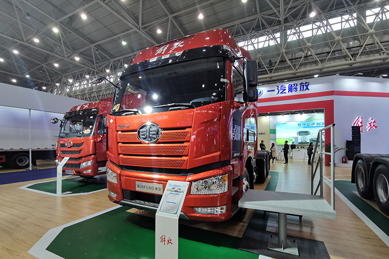 一汽解放 新J6P 6×4 440馬力 國(guó)六 LNG牽引車