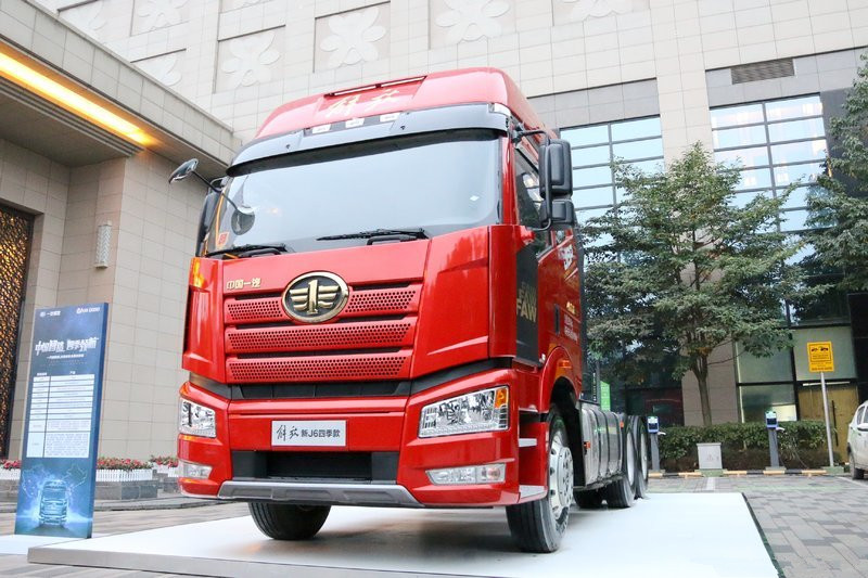 一汽解放 新J6P重卡 500馬力 6X4 國(guó)五危險(xiǎn)品牽引車(chē)(CA4250P66K24T1E5Z)