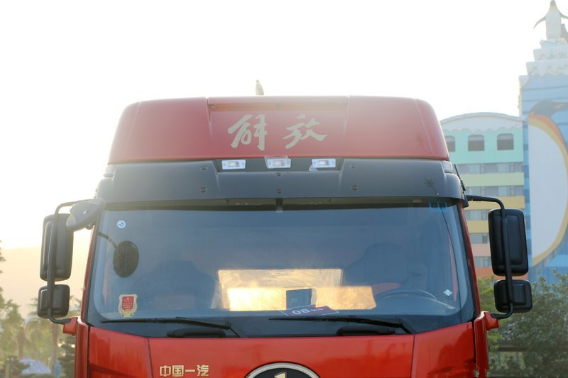 一汽解放 新J6P重卡 領(lǐng)航版 550馬力 6X4 國五AMT自動擋牽引車(CA4250P66K25T1A1E5)