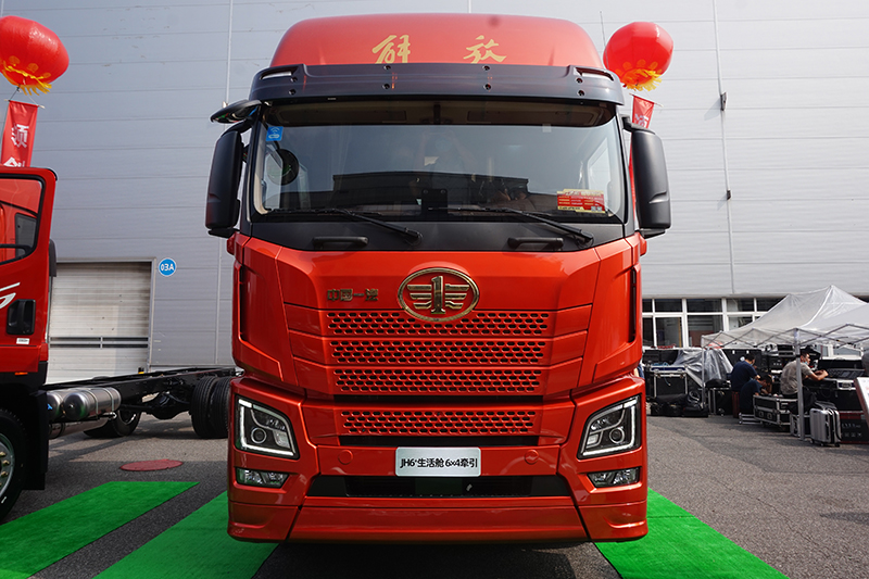 一汽解放青汽 JH6+生活艙 550馬力 6×4 國(guó)五 牽引車（CA4250P33K25T1EA5A80）